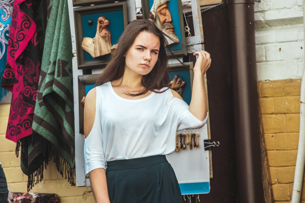 Брюнеткам в жару приходится непросто Брюнеткам в жару приходится непросто