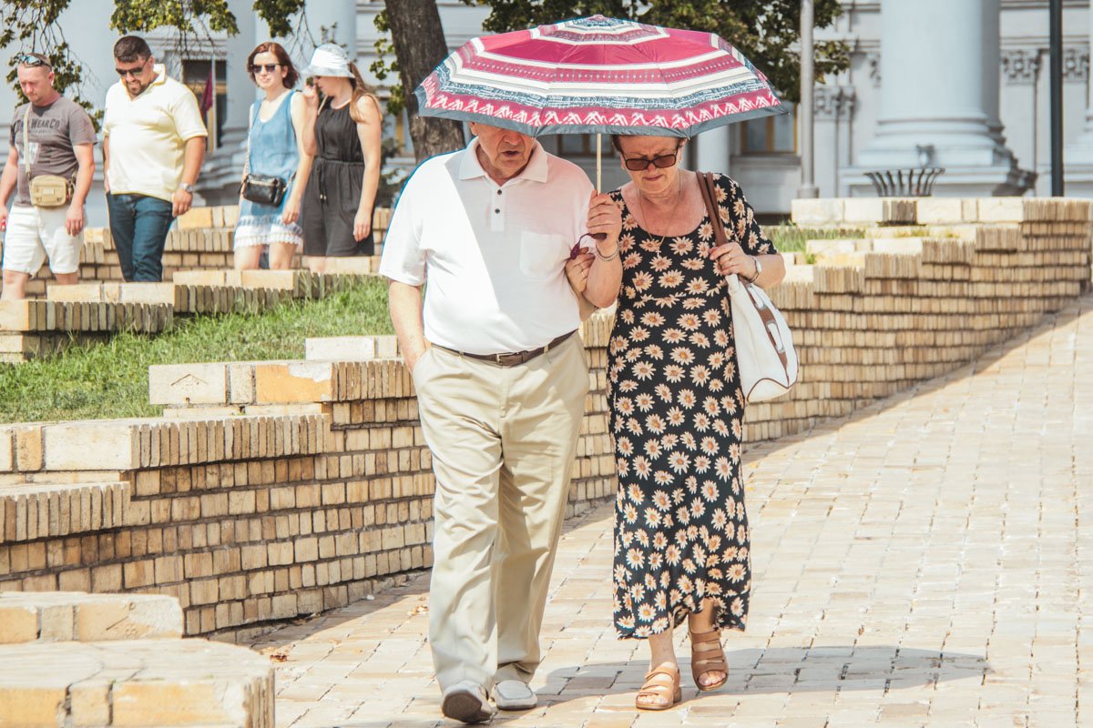 Зонтик от солнышка, а через пару часов пригодится от дождя Зонтик от солнышка, а через пару часов пригодится от дождя