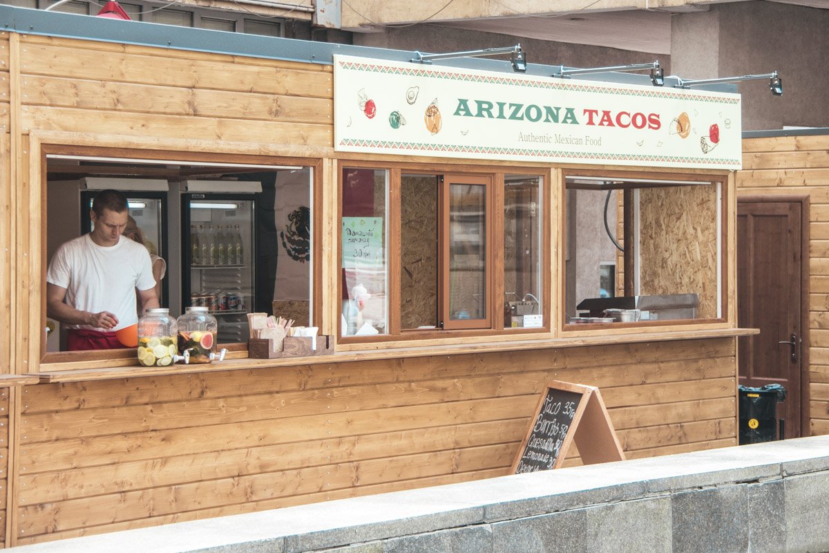 Сейчас на фуд-корте стоит около 10 точек с едой разной кухни Сейчас на фуд-корте стоит около 10 точек с едой разной кухни