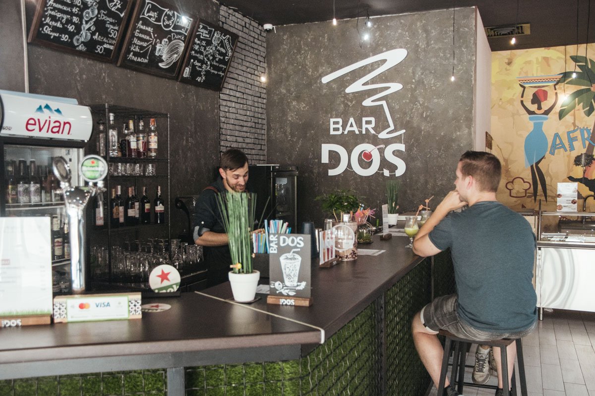 Также на территории феста есть небольшой бар, где вас ожидает приветливый бармен Также на территории феста есть небольшой бар, где вас ожидает приветливый бармен