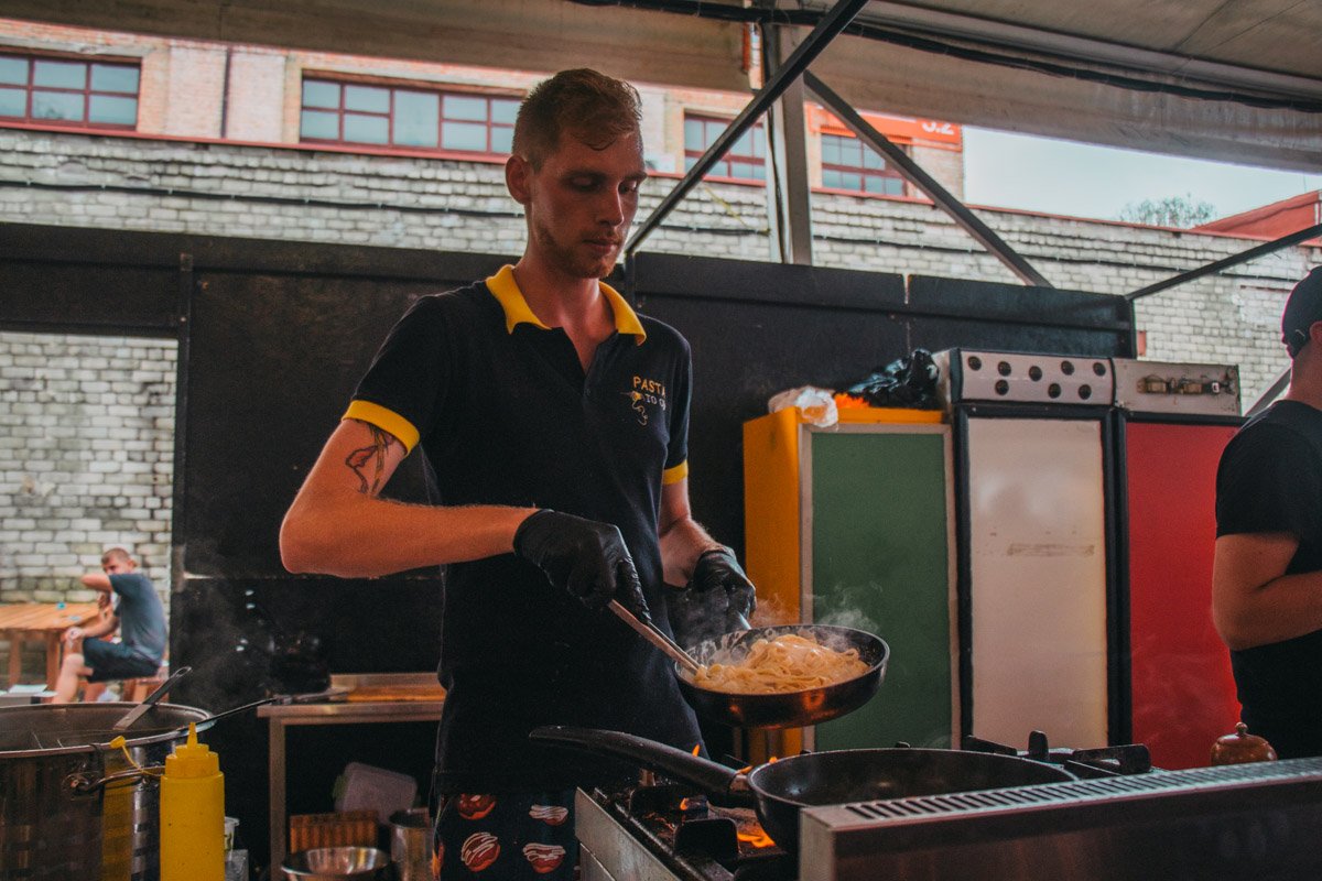 В воскресенье, 5 августа, прошел заключительный день фестиваля Ulichnaya Eda. Запах еды охватил территорию Арт-завода Платформа