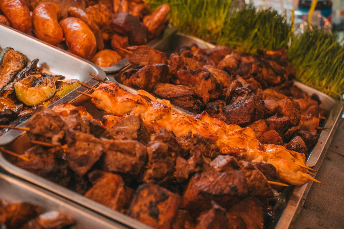 Как заявили организаторы, на фестивале представлены блюда из экологического мяса. Запах шашлыков разносился на десятки метров