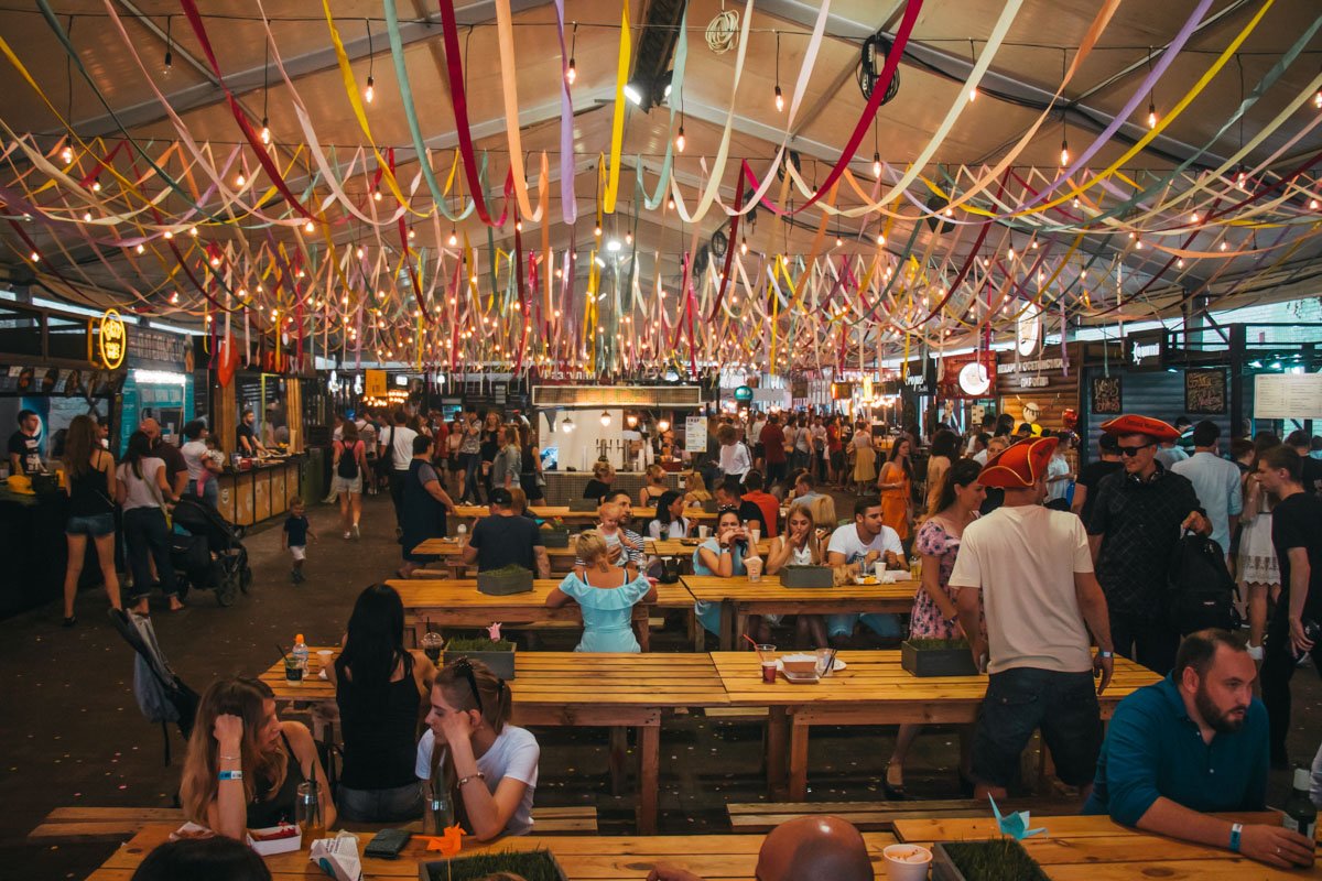 Гости ели и веселились до упаду