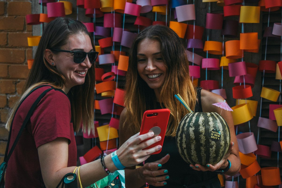 Необычный напиток - коктейль в арбузе