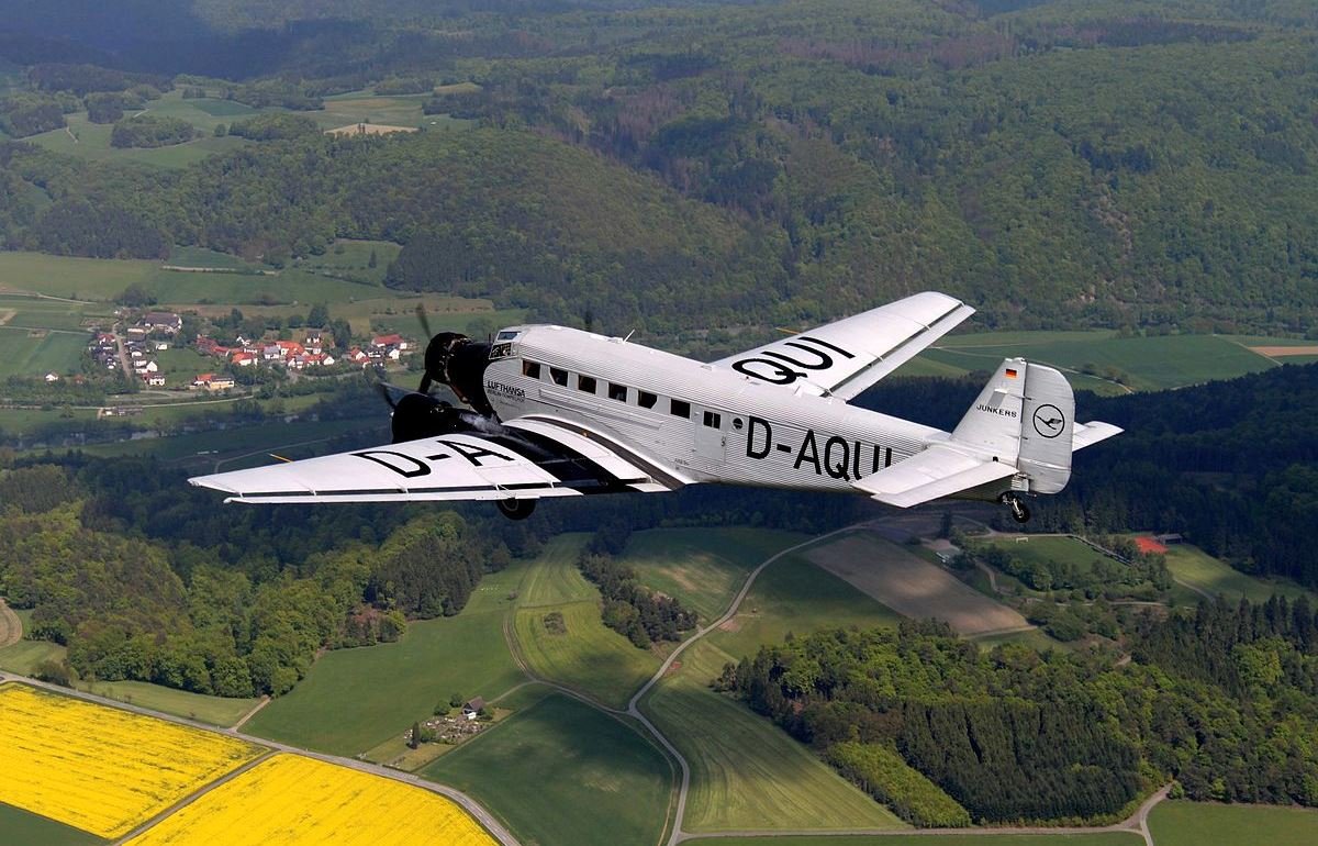 В швейцарских Альпах разбился самолет времен Второй мировой войны В швейцарских Альпах разбился самолет времен Второй мировой войны