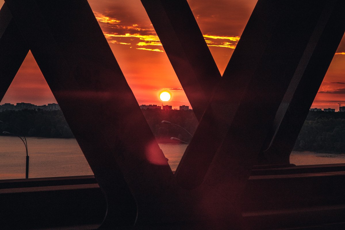 Про Подольский мост давно говорят и пишут, на нем снимают рекламу и разные телешоу, он известен всем жителям Киева