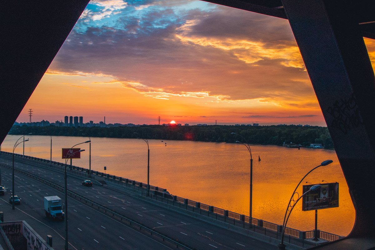 Но немногим удавалось видеть железного "динозавра" на рассвете