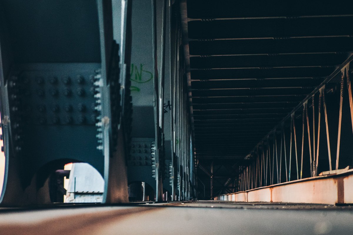 Недостроенная конструкция выглядит немного иначе в лучах утреннего солнца