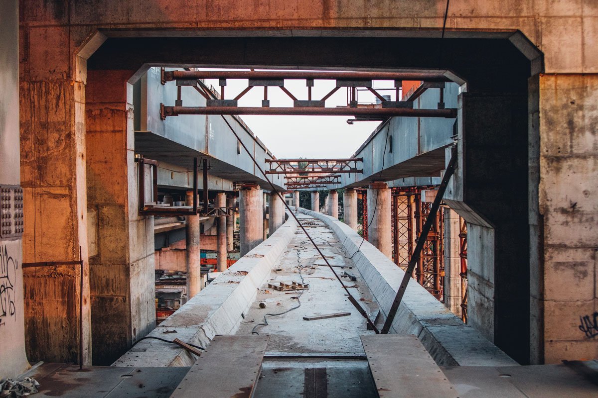 Кажется, что мост после ночи открывает все свои тайны