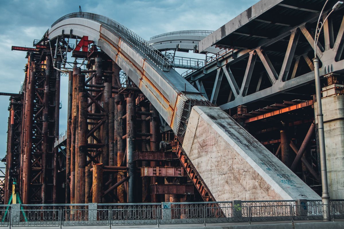 Могучая спина железного "динозавра" выглядит интересно и немного пугающе