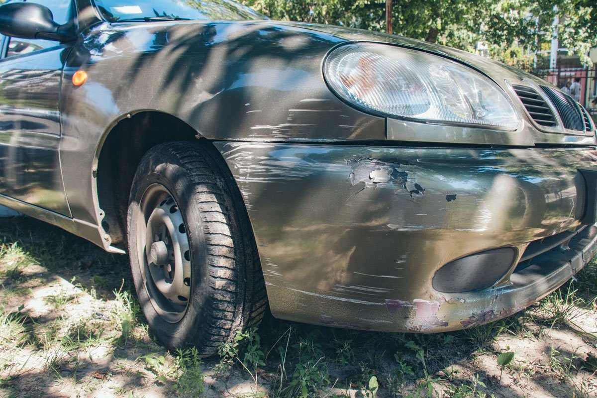 Машину вынесло на тротуар Машину вынесло на тротуар