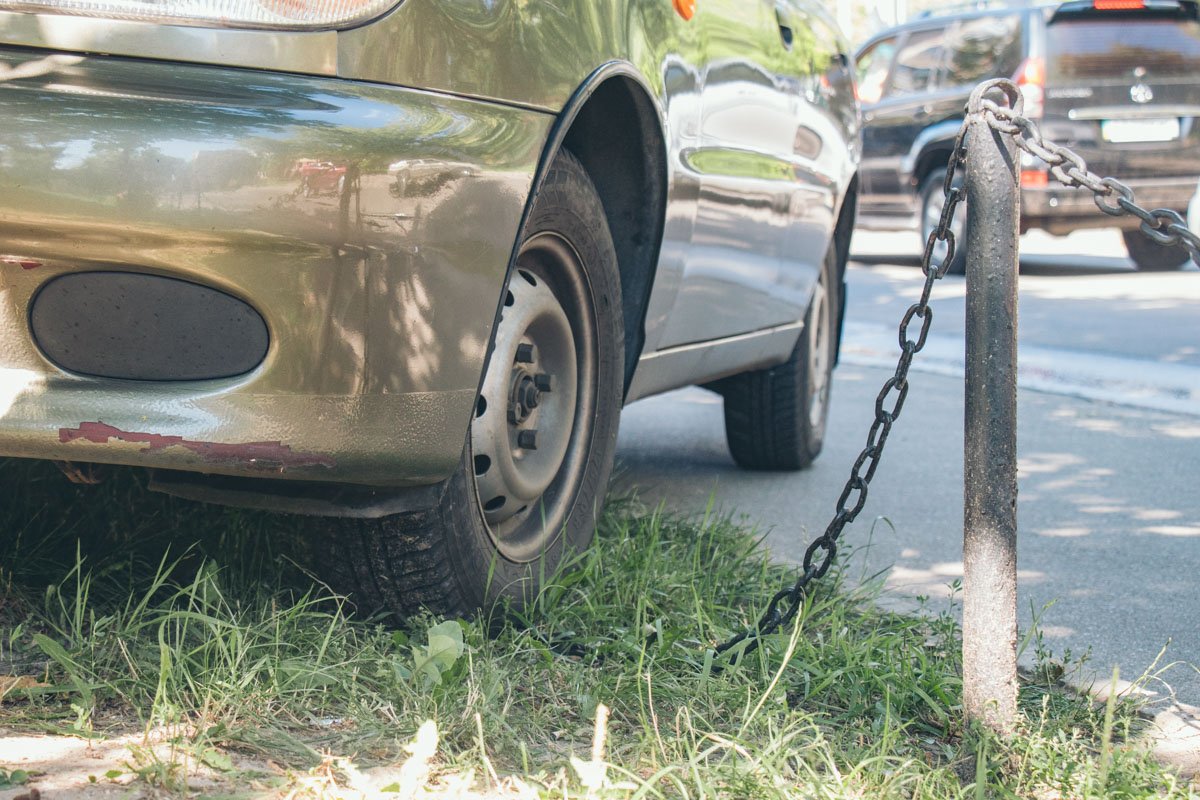 Автомобиль остановился на газоне сбив оградительные столбики Автомобиль отсановился на газоне сбив оградительные столбики