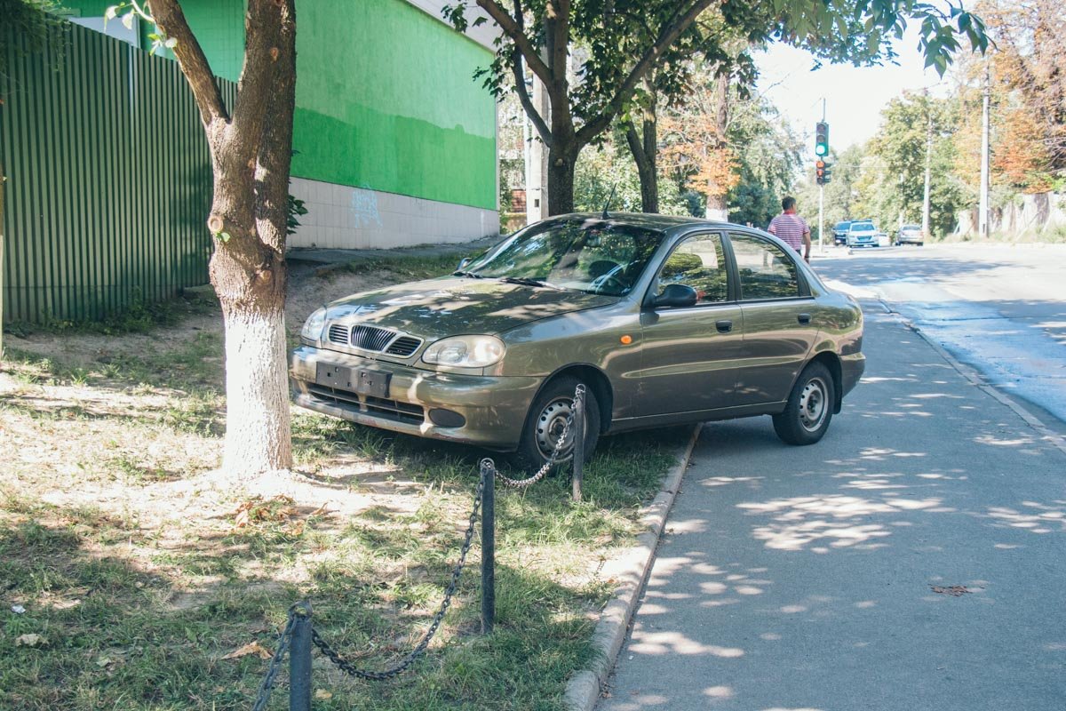 Мимо проезжавший экипаж патрульной полиции стал оказывать водителю первую помощь Мимо проезжавший экипаж патрульной полиции стал оказывать водителю первую помощь