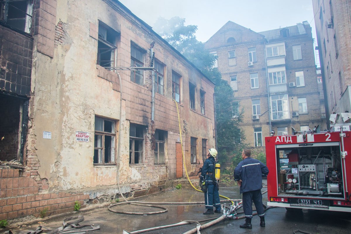 По предварительной информации, площадь пожара составила около 40 квадратных метров По предварительной информации, площадь пожара составила около 40 квадратных метров