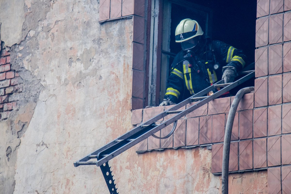 Это здание за последний месяц горит уже второй раз Это здание за последний месяц горит уже второй раз