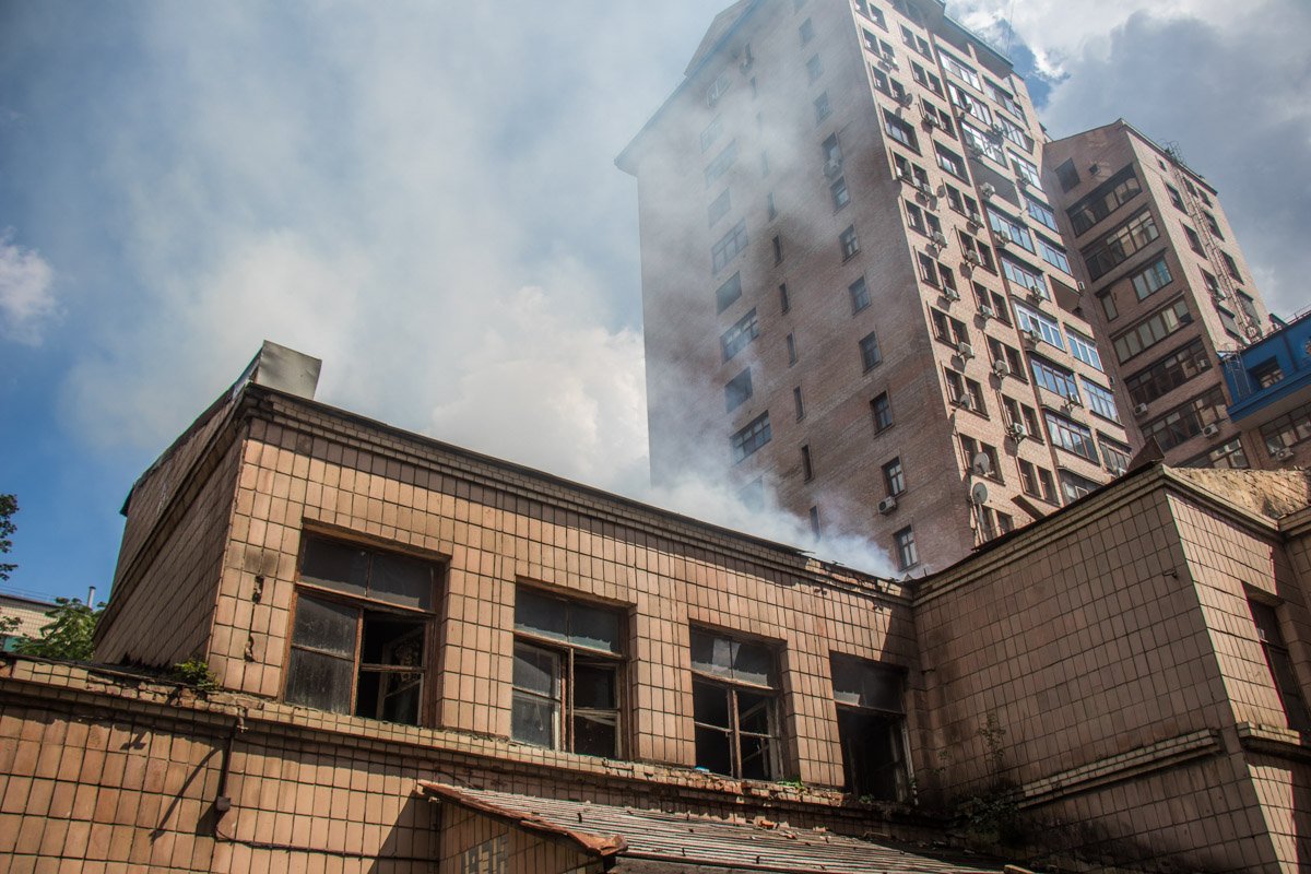 Огонь распространился на крышу здания Огонь распространился на крышу здания