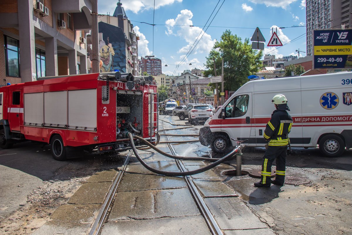 Движение транспорта по улице Дмитриевской перекрыто Движение транспорта по улице Дмитриевской перекрыто