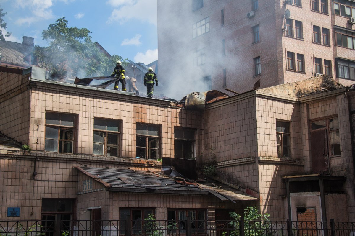 Спасатели проливали конструкции и разбирали завалы Спасатели проливали конструкции и разбирали завалы