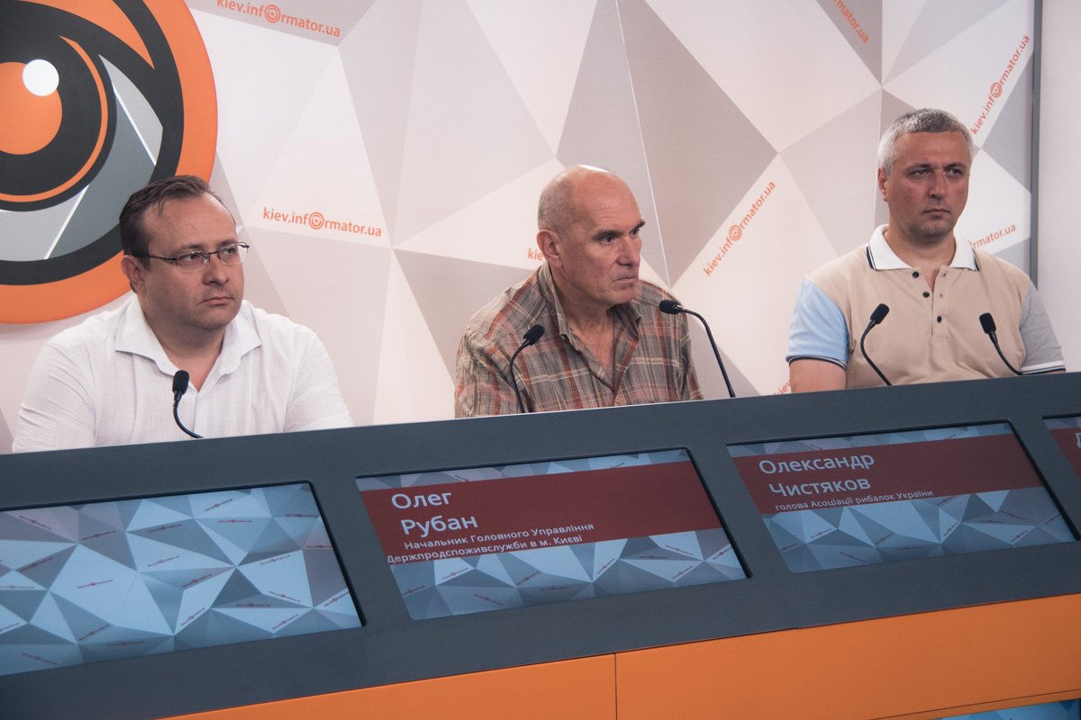 Эксперты по вопросам заражения ботулизмом предостерегают людей и советуют покупать только свежую рыбу Эксперты по вопросам заражения ботулизмом предостерегают людей и советуют покупать только свежую рыбу