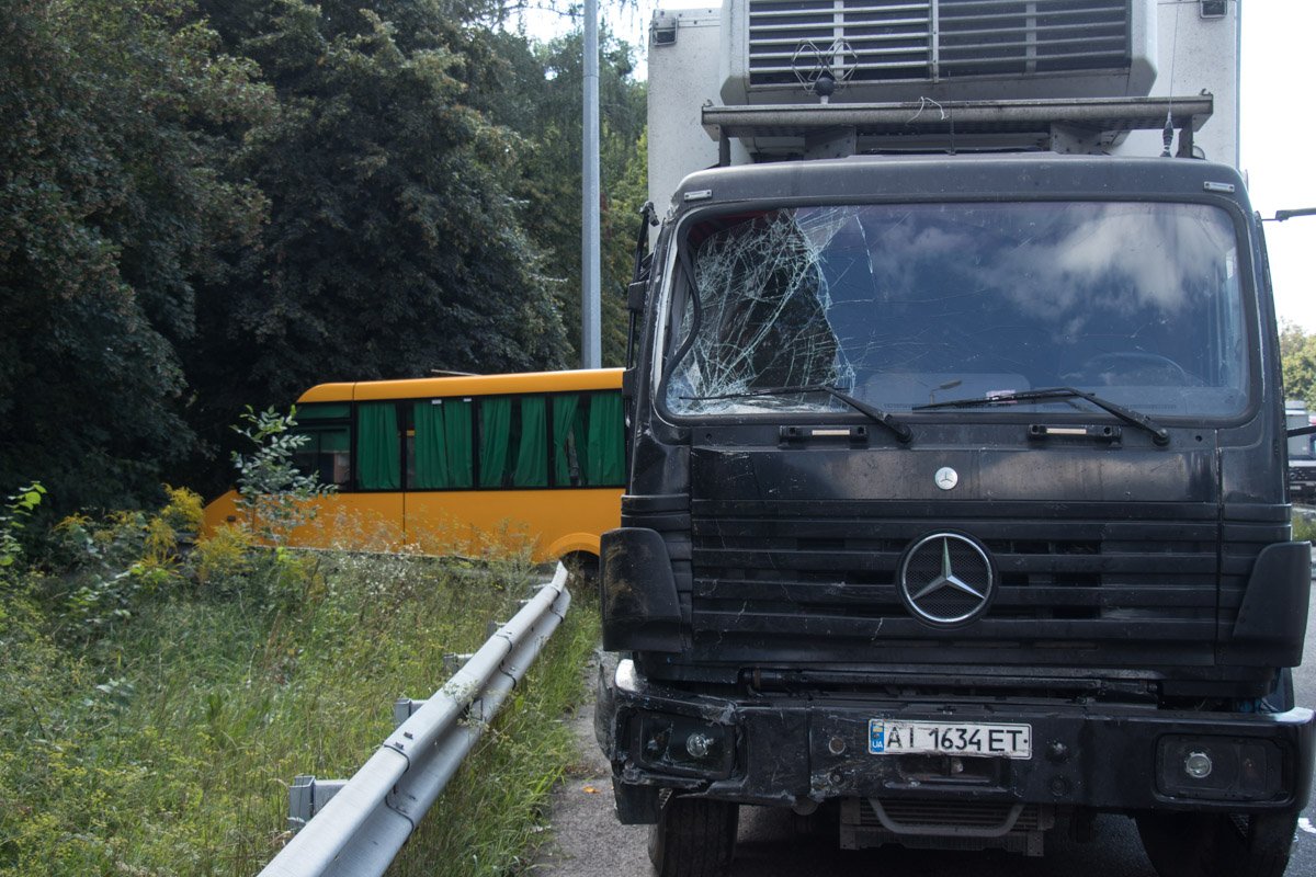 Столкнулись маршрутка "Рута" №903 и грузовик Mercedes