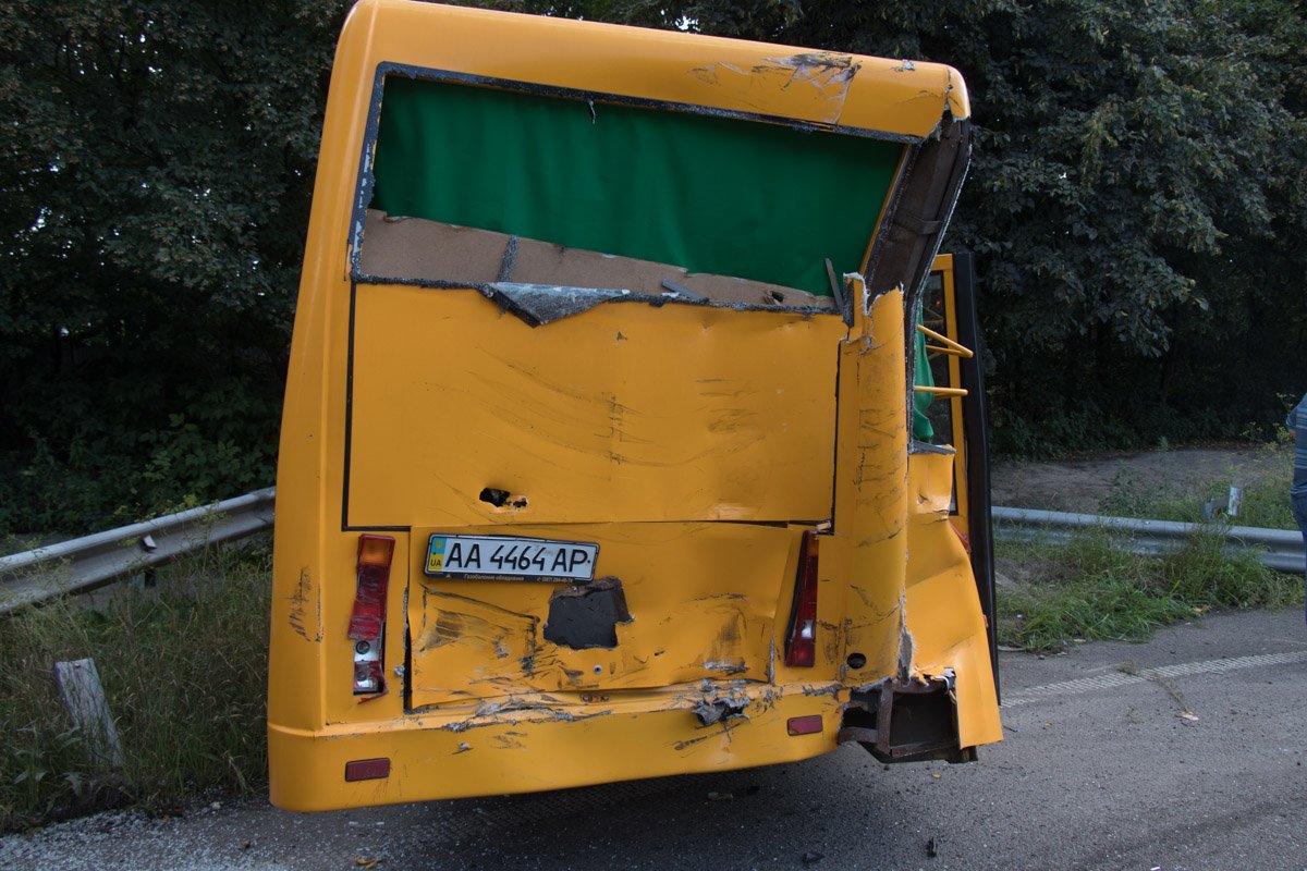 От удара маршрутку развернуло