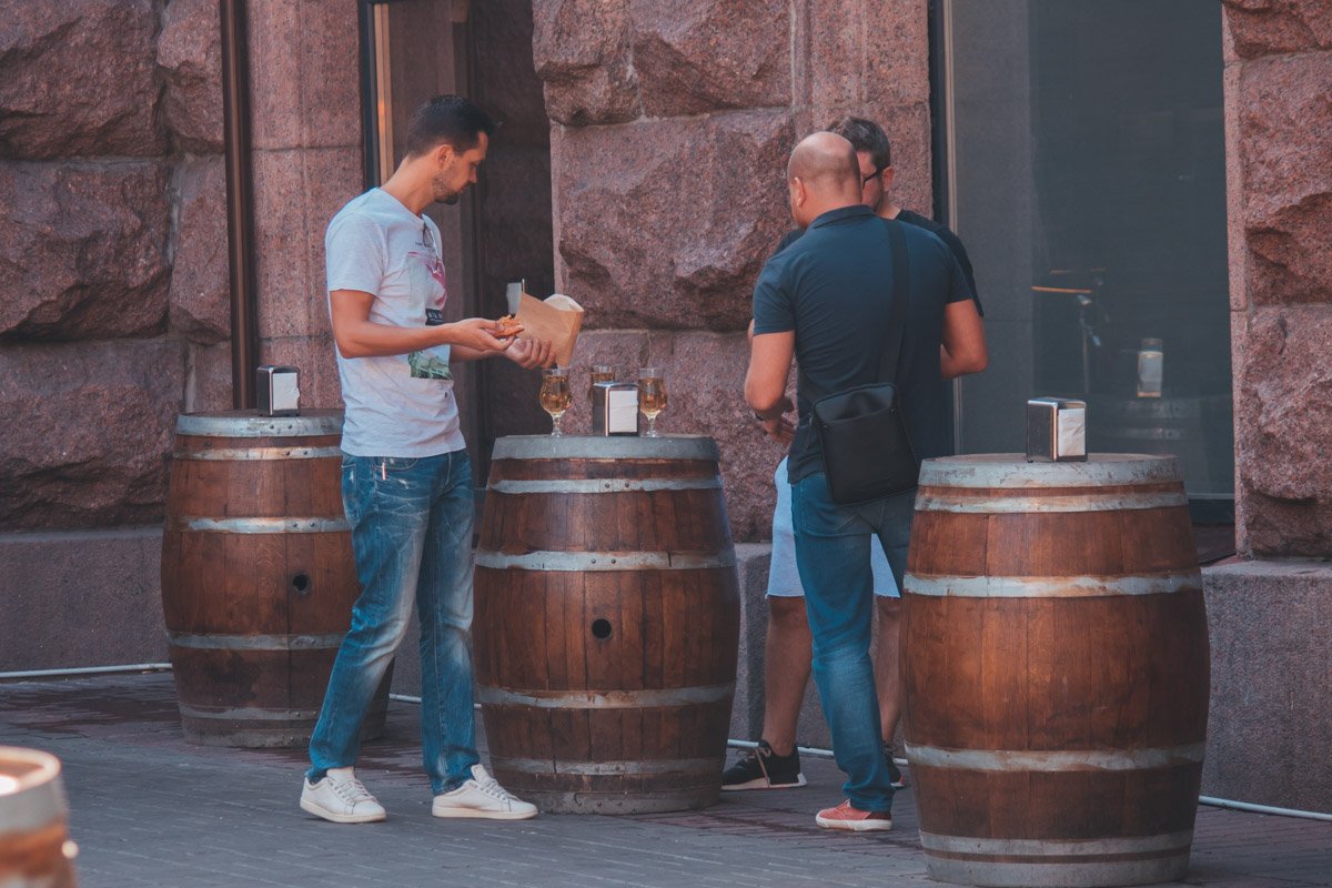 Люди работают, а туристы отдыхают