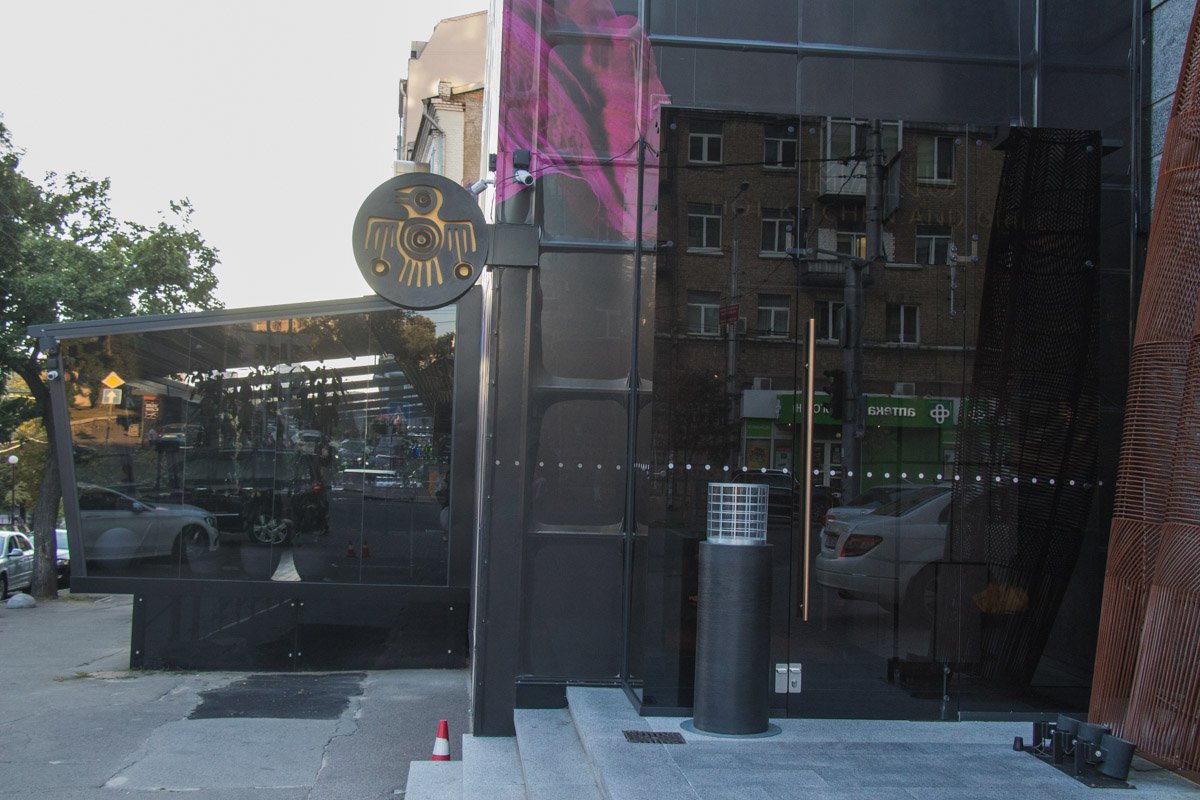 Ресторан привлекает внимание прохожих своим строгим черным фасадом