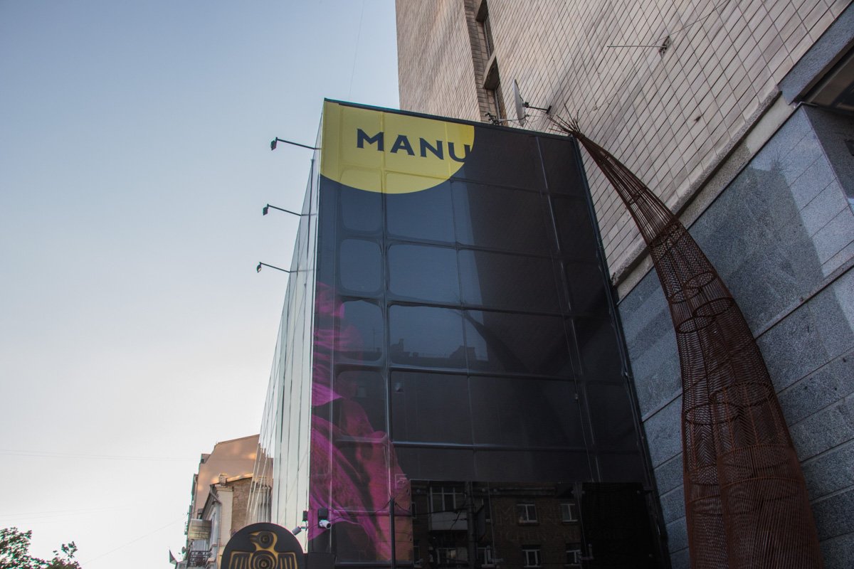 В помещении два этажа