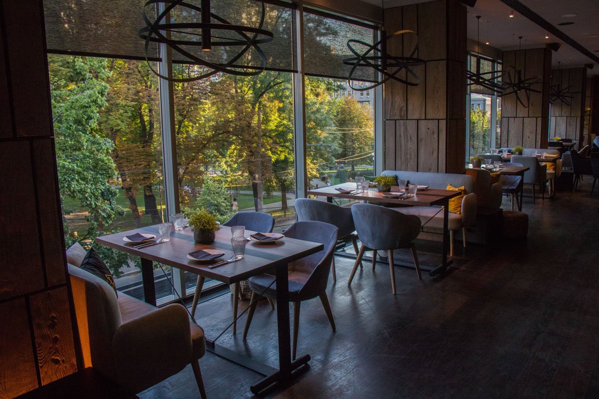 Также нам рассказали, что по выходным здесь часто проводят тематические вечеринки