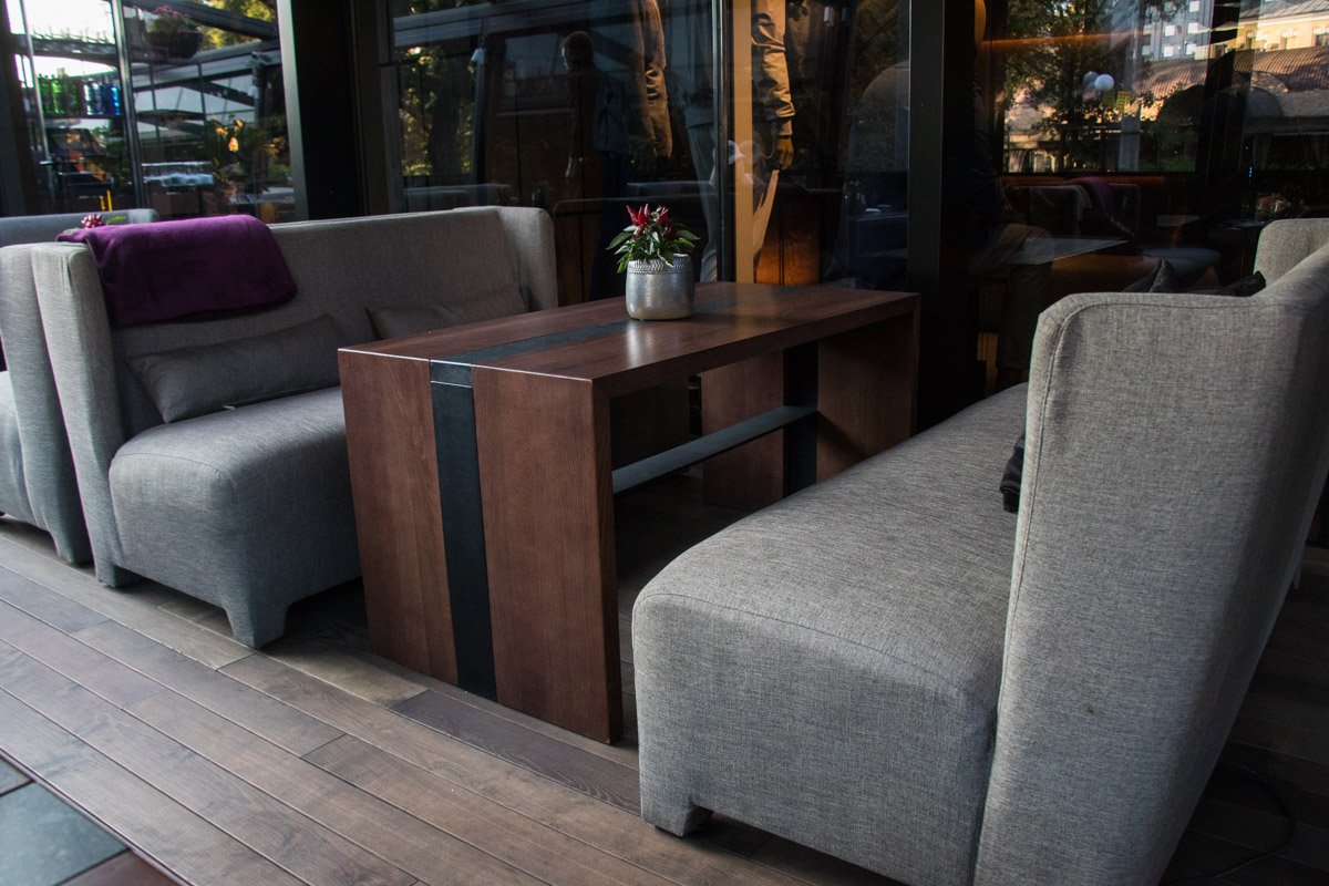 На летней террасе - зал для курящих, также здесь можно покурить кальян