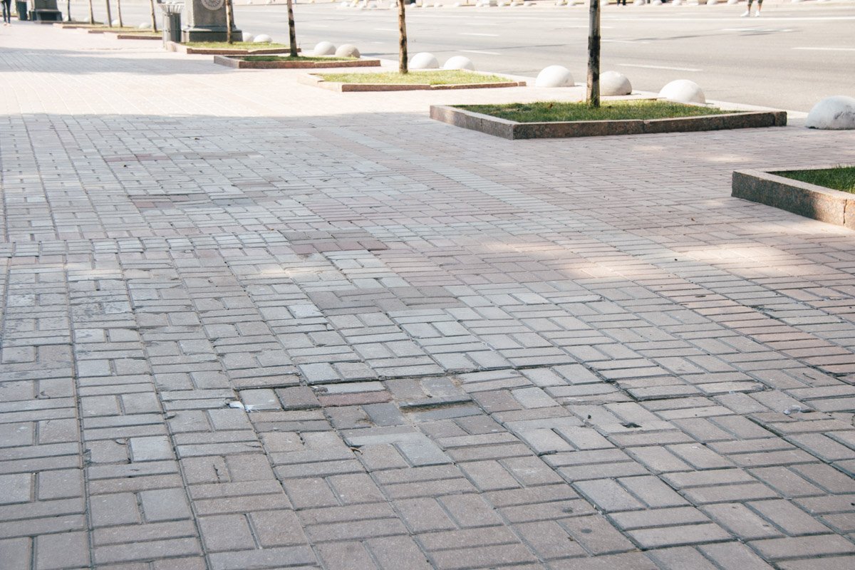 В центре Киева демонтировали часть рекламных конструкций. На их месте переложили плитку