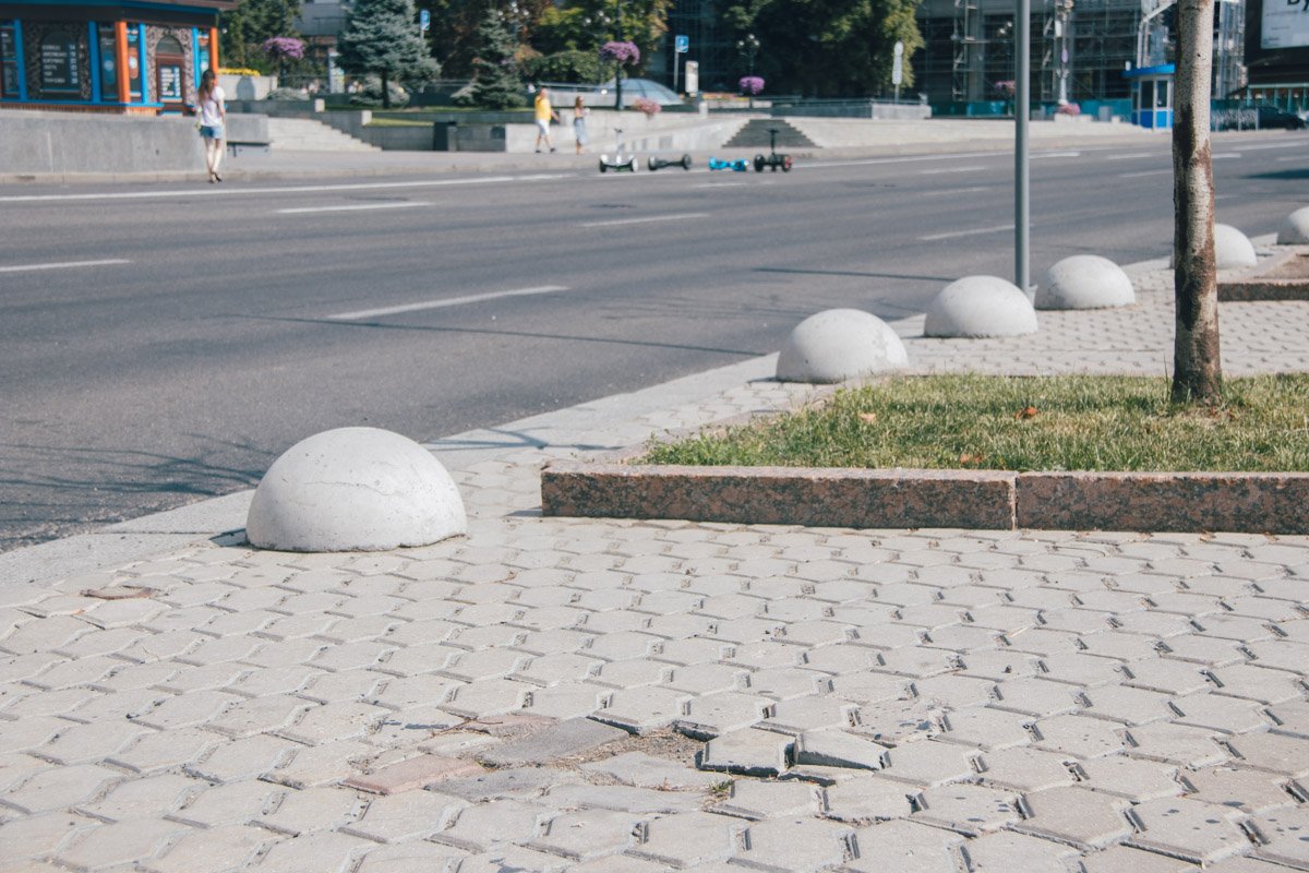 Исчезло несколько ситилайтов, билбордов и баннеры