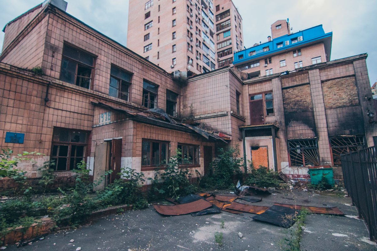 Одно из атмосферных и мистических мест в Киеве - давно заброшенный детский сад Одно из атмосферных и мистических мест в Киеве - давно заброшенный детский сад