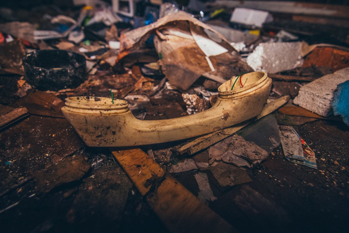 Раньше такие телефоны были у всех, а сейчас их зачастую можно найти только в таком виде - брошенном и ненужном Раньше такие телефоны были у всех, а сейчас их зачастую можно найти только в таком виде - брошенном и ненужном