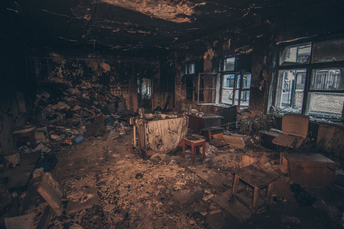 Пугающий вид не только снаружи. Возможно когда-то это была комната, где играли дети, или ложились спать на тихий час Пугающий вид не только снаружи. Возможно когда-то это была комната, где играли дети, или ложились спать на тихий час