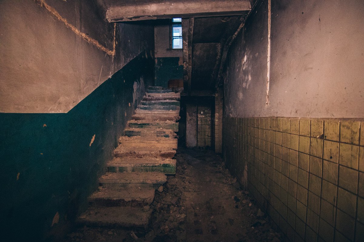 На второй этаж лучше не ходить, лестница уже разрушается На второй этаж лучше не ходить, лестница уже разрушается