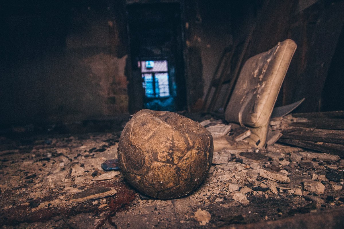 С этим мячом уже никогда не поиграют... С этим мячом уже никогда не поиграют...