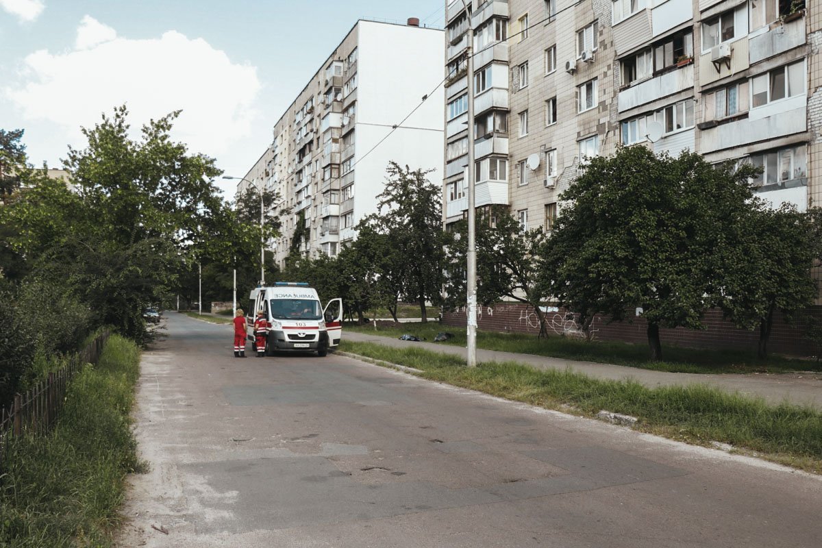  76-летний мужчина шел по улице и упал