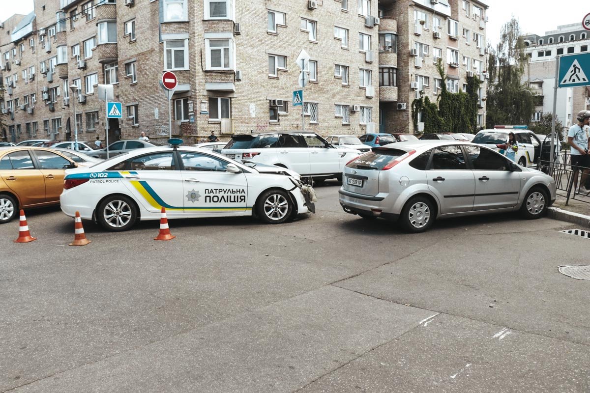 Дорогу авто не поделили на перекрестке улиц Хорива и Почайнинской. Дорогу авто не поделили на перекрестке улиц Хорива и Почайнинской.