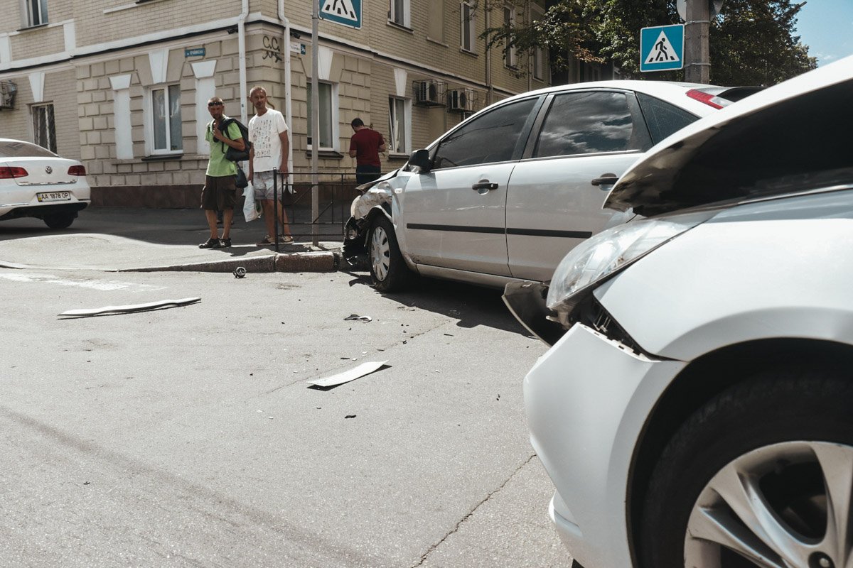 Машина патрульных двигалась по улице Хорива Машина патрульных двигалась по улице Хорива