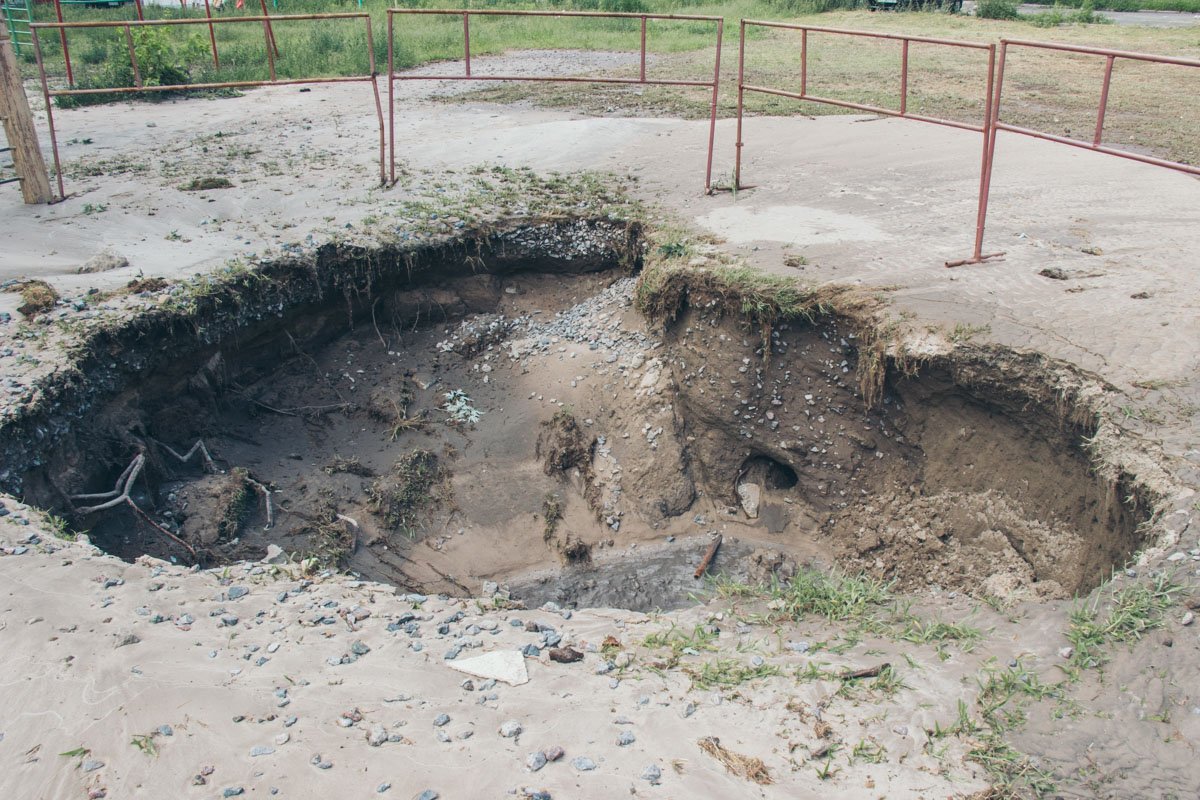 Во дворе прорвало трубу с холодной водой