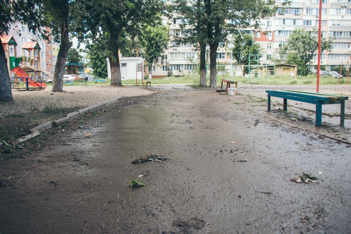 По аллеям теперь невозможно пройти, не провалившись в грязь