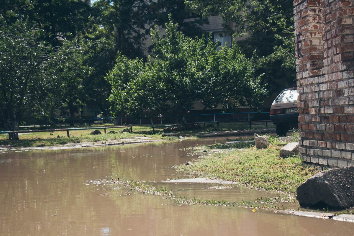 Людям, чтобы попасть домой, приходится обходить эти "моря" в своем дворе