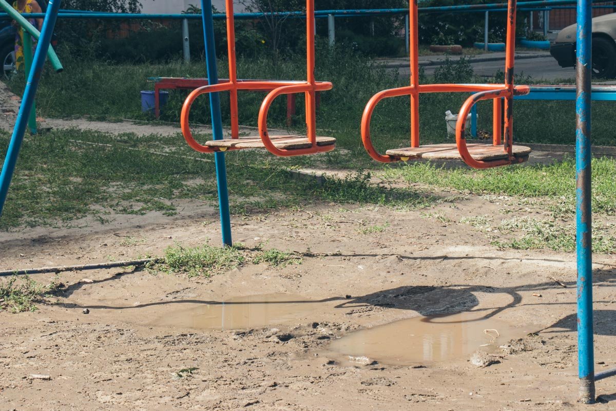 Местные жители полагают, что перекрыли хлещущую воду сотрудники ближайшей бойлерной 