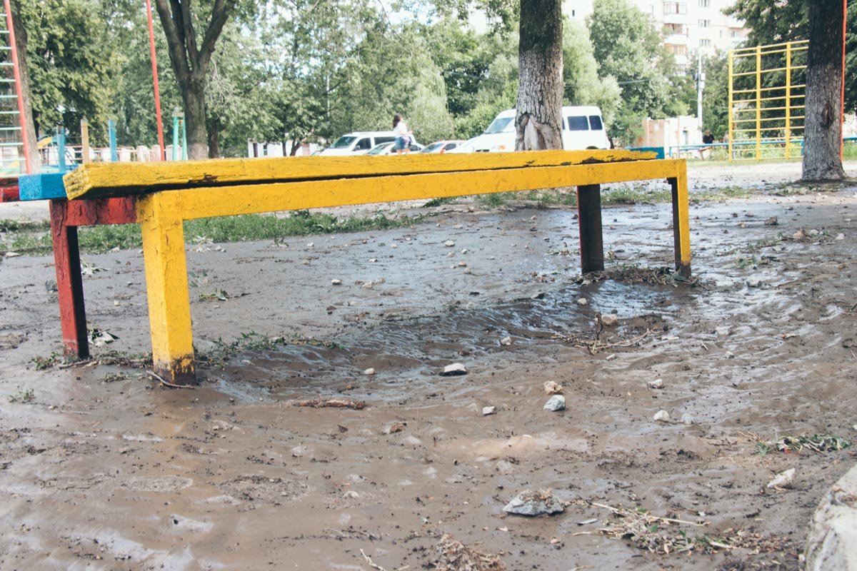 Все вокруг превратилась в месиво из песка и грязи