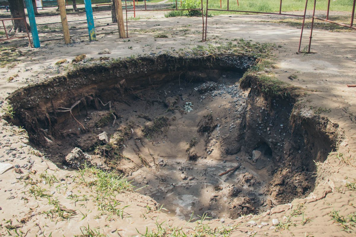 На площадке вымыло грунт и образовалась воронка
