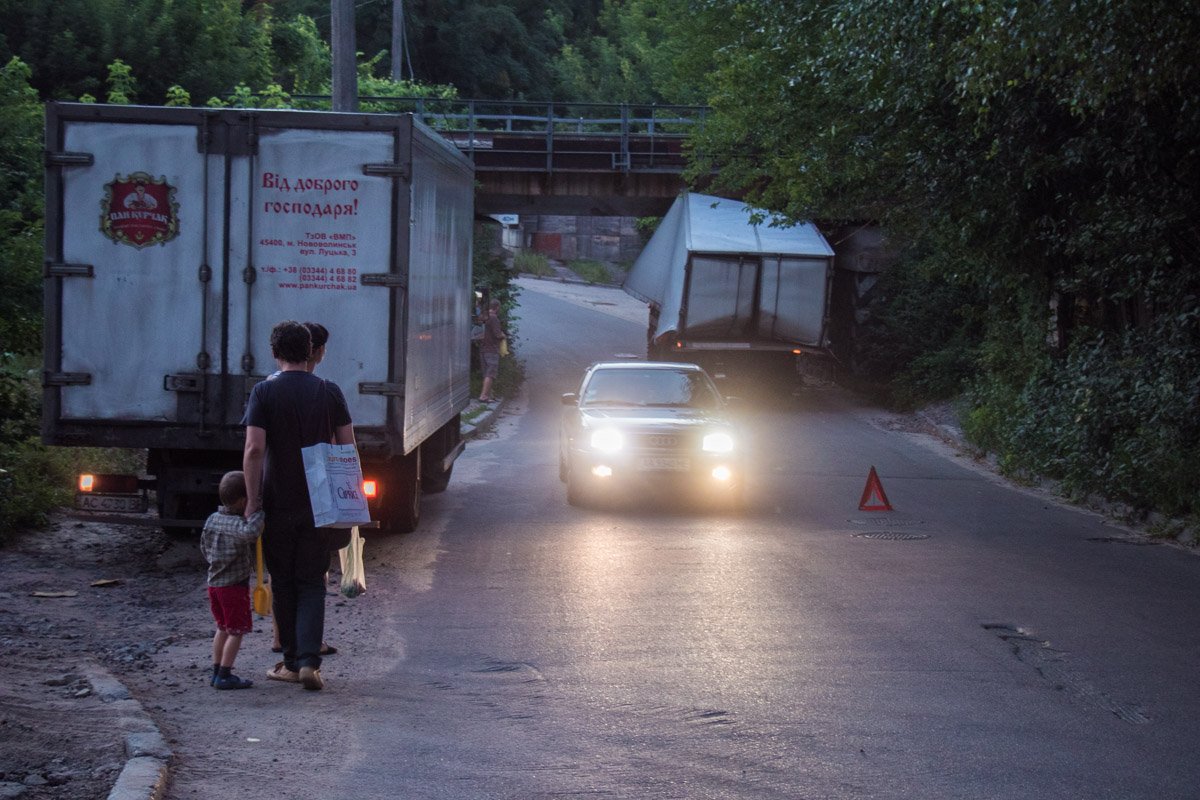 В Киеве на улице Жамбыла Жабаева фура застряла под мостом В Киеве на улице Жамбыла Жабаева фура застряла под мостом