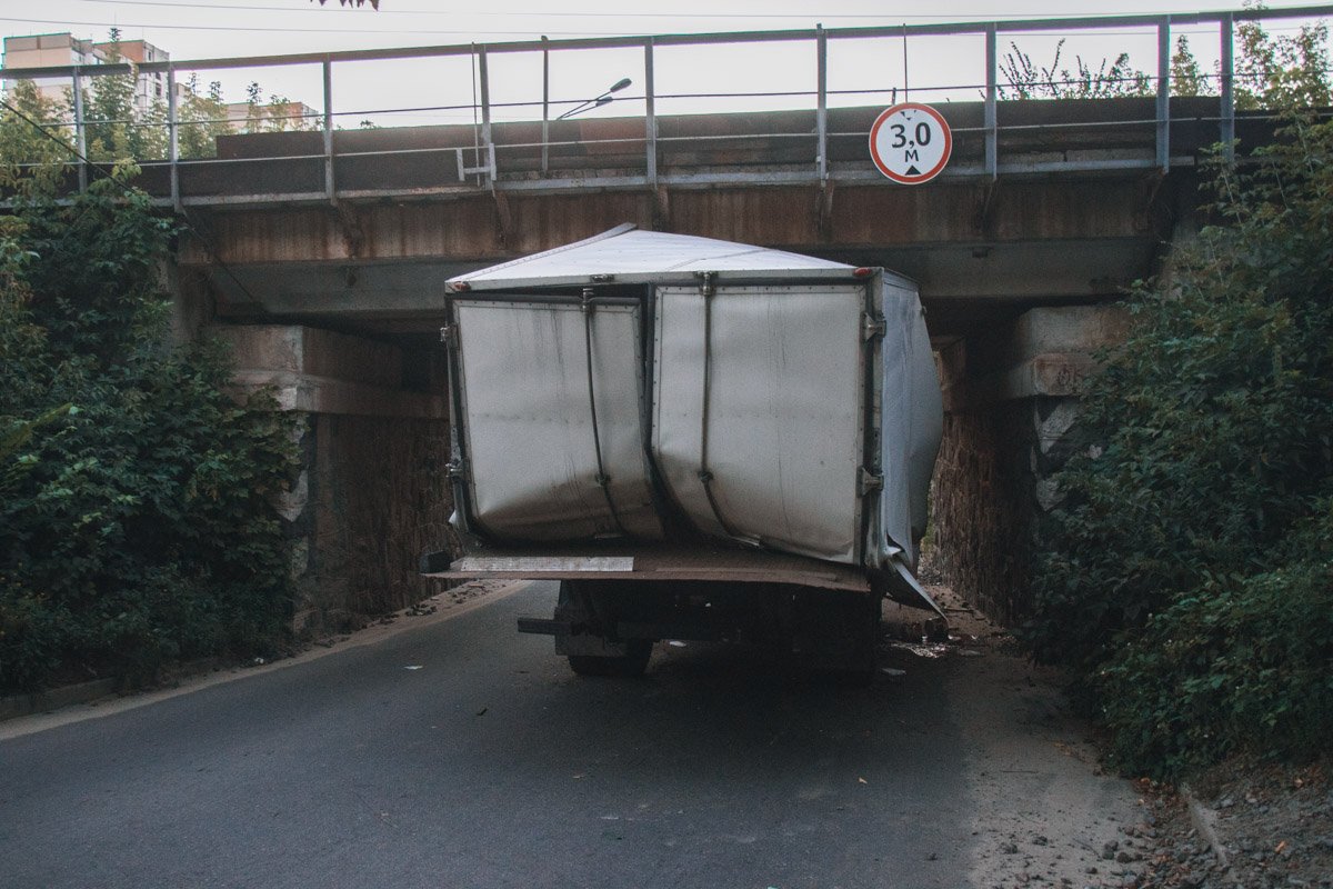 Грузовик оказался выше установленной нормы - высоты 3 метра Грузовик оказался выше установленной нормы - высоты 3 метра