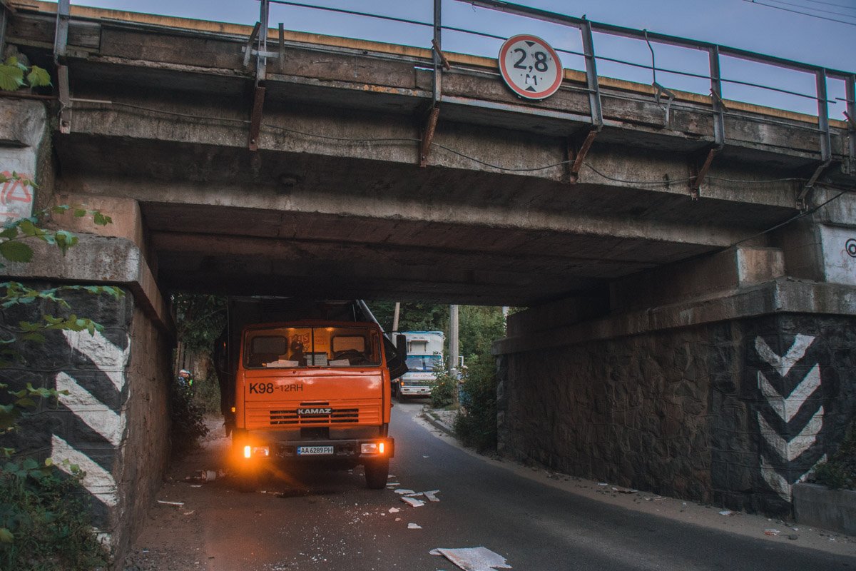 Примечательно, что с другой стороны моста знак показывает уже не 3, а 2,8 метра