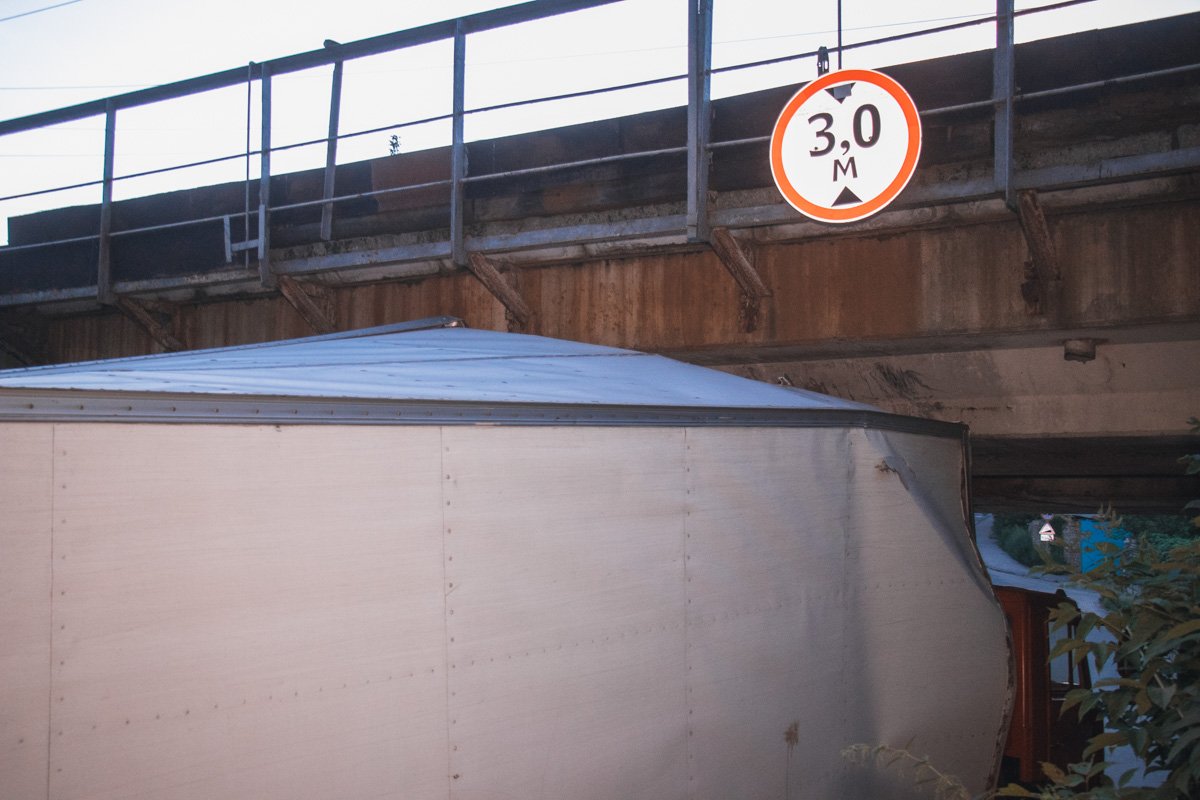 Водитель остался ждать приезда представителей страховой компании Водитель остался ждать приезда представителей страховой компании